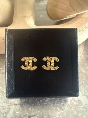 CHANEL Gold Interlocking CC Logo Stud Earring